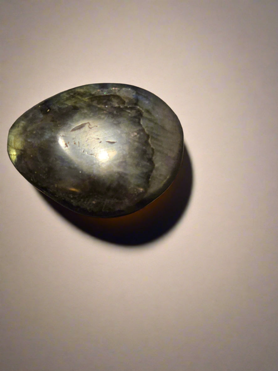 Small labdroite palm stone