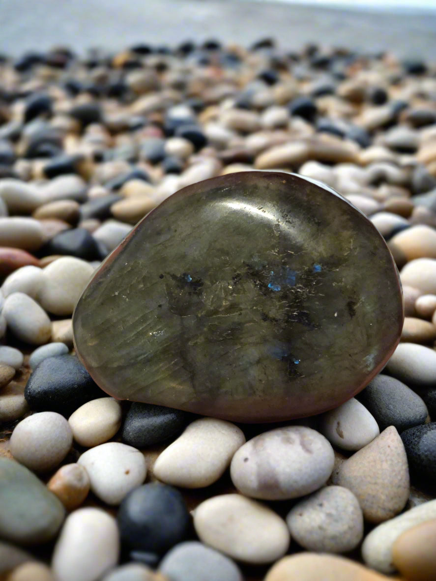 Small labdroite palm stone