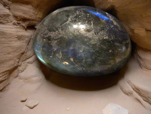 Labdroite palm stone