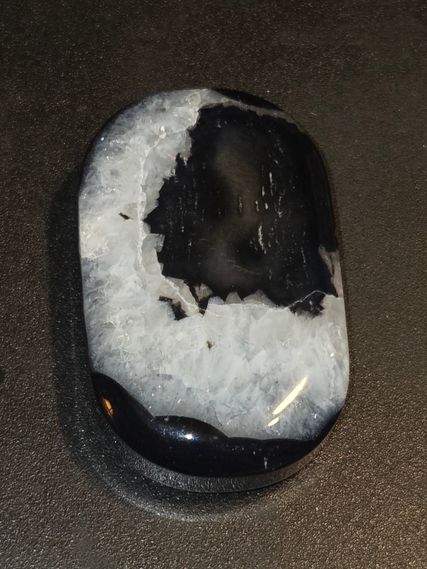 Black agate and quartz palm stone