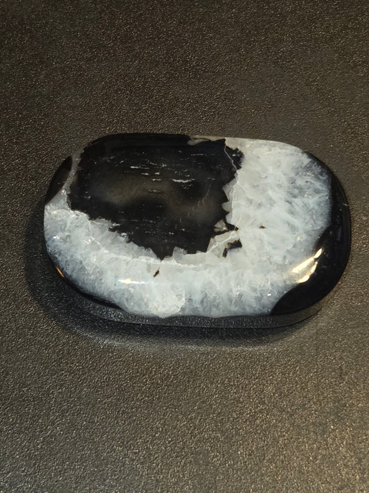 Black agate and quartz palm stone